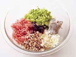 豚肉とえびの両方が入って、食感がジューシーになるうえに豚肉だけよりカロリーもダウン。