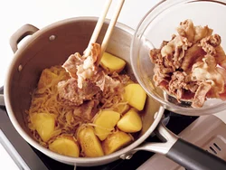 牛肉は最初に煮汁で煮て味をしみこませていったん取り出し、最後に加えると肉のうまみが残る。