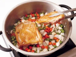 少ない煮汁でとり肉を蒸し煮に。野菜と一緒に調理できるうえ、肉のうまみを野菜が吸ってくれる。
