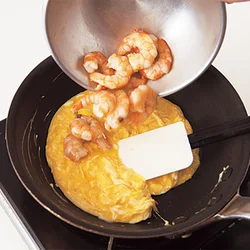 えびはプリッとした食感を残すため、炒めたらいったん取り出して。卵に五分通り火が通ったら戻してさっと炒め合わせる。