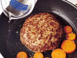 肉の両面に焼き色をつけてうまみを閉じ込めたら、あとは水を加えて蒸し焼きに。