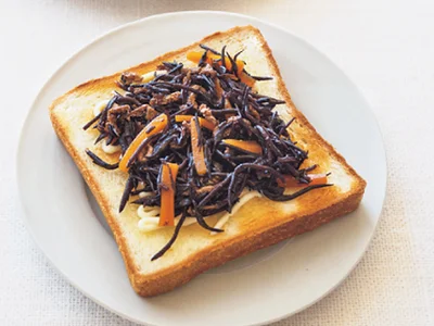 【こんな食べ方も！】
うす味に仕上げたひじき煮は、いろいろなおかずに使えて便利。とりだしで煮れば、オムレツやトースト、パスタなど、洋風メニューにもよく合う。