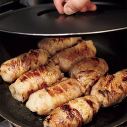 焼いてうまみを閉じ込め、 蒸してふっくら仕上げる
