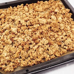 取り出したら少しおいて蒸気をとばし、粗熱がとれてから、焼き上がりをチェック。