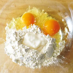 生地に長いものすりおろしを加えることでふわふわの仕上がりに。まずベースの生地を混ぜてなめらかにしてから、キャベツを加えて混ぜるとなじみのよい生地になる。