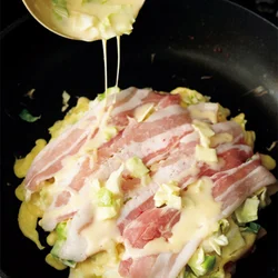 上から少し生地をかけることで、豚肉がはがれにくくなる。