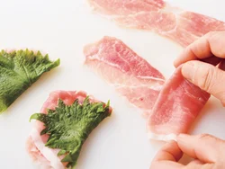 豚肉は４〜５cm四方になるように、３〜４つに折りたたみ、しそではさむように巻く。