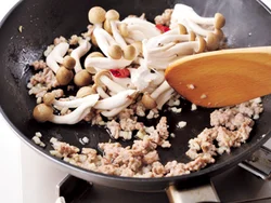 ひき肉はじっくり炒めて脂を引き出し、しめじととうがらしを加えて、その脂で炒める。