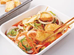 漬けだれにまず野菜を入れ、野菜の風味を移したところに、かじきを熱いうちに加える。