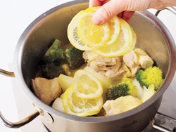 レモンは加熱し過ぎると苦みが出るので、酸味と香りが生きるように、仕上げに加える。
