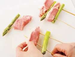 アスパラの根元のほう、豚肉、穂先のほう、豚肉の順に刺すと、アスパラが割れにくい。