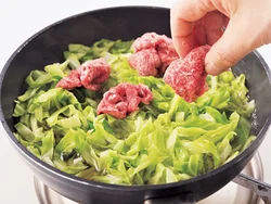 切り落とし肉を軽く握って丸めて入れると、ボリューム感が出るうえ、やわらかく煮える。