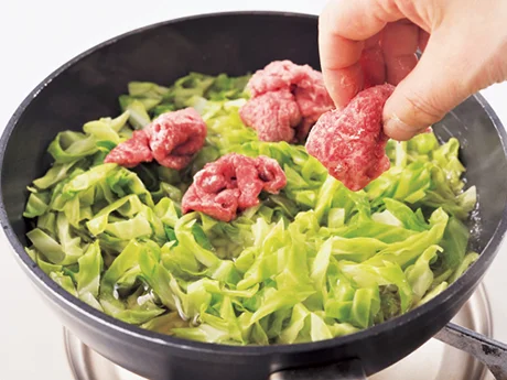 切り落とし肉を軽く握って丸めて入れると、ボリューム感が出るうえ、やわらかく煮える。