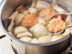 肉だねはやわらかいのでスプーン２本で丸めて入れ、煮くずれないように弱火で煮る。