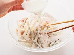 具材に小麦粉をまぶしてから牛乳を加えて混ぜると、ころもがまんべんなくつきカラリと揚がる。