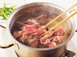 鍋の火を止めて牛肉を入れ、菜箸でゆっくり混ぜながら火を通すと、かたくならない。
