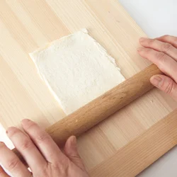 12枚切りの薄い食パンをめん棒でのばし、さらに薄くする。この薄さが、揚げたときのさっくり食感につながる。