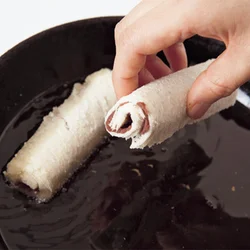 揚げ油の温度が高いとパンが焦げたり、中からあんがはねて出てくる原因に。中温でじっくり揚げ、クリスピーな食感に仕上げて。