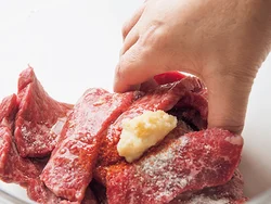 牛肉にごま油やにんにくなどをもみ込み、風味をアップ！