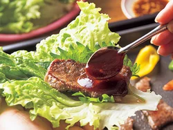 肉が焼けたらまずは葉野菜にのせ、コチュジャンをつけて食べて