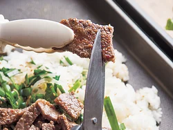 締めのご飯には牛肉をキッチンばさみで切って加え、混ぜやすく