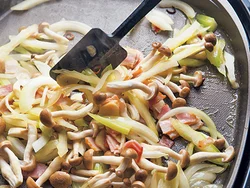 野菜とベーコンを多めのオリーブ油で炒める