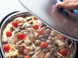 魚介とワインを加えてふたをして蒸し焼きに
