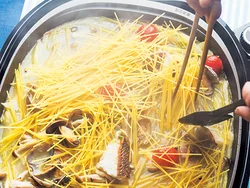 残った煮汁に水などを足し、折ったパスタをイン！