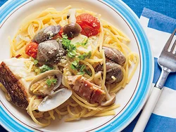 締めはうまみたっぷりの魚介のパスタ。野菜と魚介のうまみを吸った、具だくさんのスパゲッティが美味！パスタはペンネやカペッリーニなどにしても、もちろんおいしい。