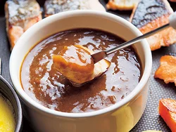 焼けたそばから、ソースをたっぷりつけて食べて！