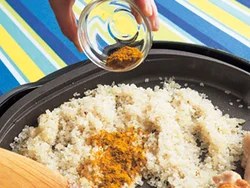 本来、パエリャはサフランを加えて風味や色をつけるが、今回は手軽なカレー粉をサフラン代わりに。スパイシーな香りが広がる！