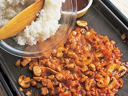 具をトマトケチャップでしっかり味つけしたところにご飯を加えて炒め合わせる。ドミグラスソースは耐熱容器に入れて温めておく。