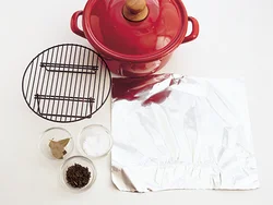 鍋は使用後に焦げ跡が残るので古くなったものなどを利用して。脚つきの焼き網は不要なケーキ台でもOK。100円ショップで購入も可能。