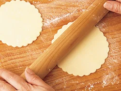 かぶせるほうのパイ生地は、めん棒で少し大きくのばしておくと、具がきれいに包める。