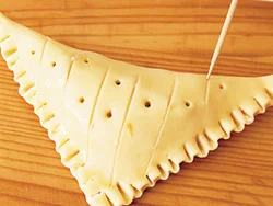 空気穴をあけたあと、縦線の模様をつける。こうすると焼き上がりに立体感が出て、かわいらしい見た目に。