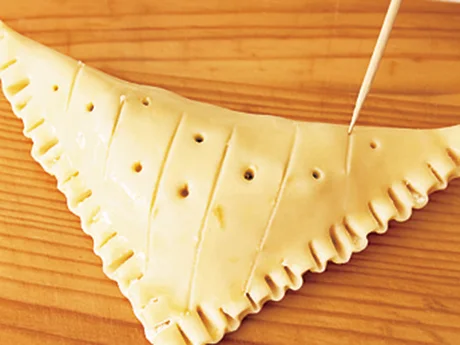 空気穴をあけたあと、縦線の模様をつける。こうすると焼き上がりに立体感が出て、かわいらしい見た目に。