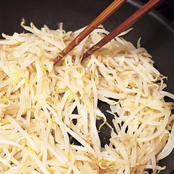 もやしは油とバターで炒めてコクを加える