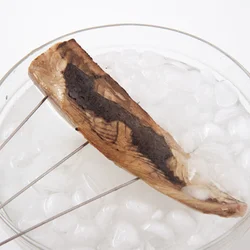 身のほうも焼いて、表面が白っぽくなったら氷水で冷やす。水にひたし過ぎるとうまみが逃げるので、粗熱がとれたら引き上げて。