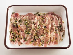 たれは汁けが少ないので、肉全体に手でまぶすようにする。焦げやすいねぎやごまは除いて焼く。