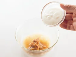 合わせ調味料にヨーグルトを加えて、あっさりとした口当たりに。みそだけよりうまみたっぷり。