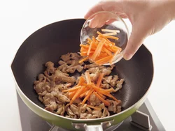 豚肉はしっかり炒めて脂を出すと、パラパラにほぐれ、ほかの食材やあんとからみやすくなる。