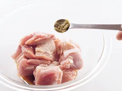 ゆずこしょうは、肉にまんべんなくもみ込む。味をなじませると食べたときにふんわりと香る。