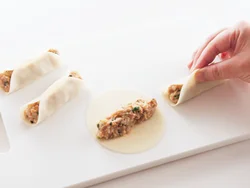 あんは皮の左右から見えていてＯＫ。焼いて出てくるうまみは、はるさめに吸わせる。