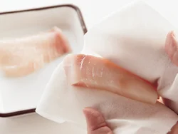 かじきは塩をふり、余分な水分と一緒に臭みをとる。粉をふって焼くとたれがからみやすい。
