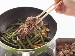 牛肉は火を入れ過ぎるとかたくなるので、最初に炒めていったん取り出し、仕上げに戻し入れる。