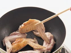 手羽先は皮を焼いてうまみを閉じ込めて。こうばしさで風味もよくなるのでしっかり焼く。