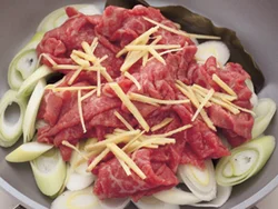牛肉、ねぎ、しょうがとカラダ温め食材をたっぷりと使い、ノンオイルで蒸し焼きにしてヘルシーに。