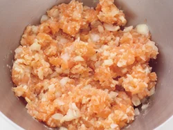 温め食材の鮭に、さらに玉ねぎ、にんにく、しょうがを多めに加え、血行をよくして代謝もUP。
