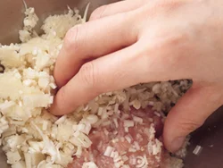 肉だんごにえのきたけをたっぷり混ぜれば、ひき肉が少なくても食べごたえあり。カロリーダウンに。
