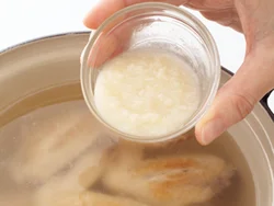 発酵食品の塩麹はカラダ温め食材。だし汁に加えて煮ることで、肉や野菜にうまみがしっかり入る。